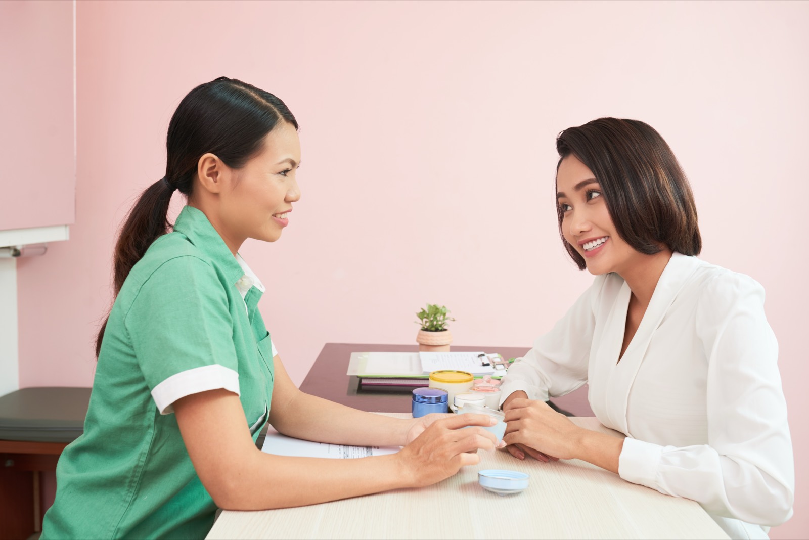 Ärztin im Gespräch mit einer Patientin